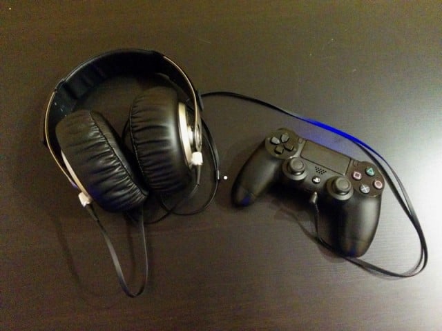 Direkt am Controller angeschlossen könnt Ihr einen Kopfhörer faktisch kabellos mit der PS4 verbinden