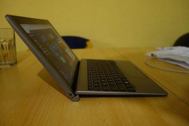 Im Laptop-Modus lässt es sich ordentlich arbeiten, wenn auch der Winkel etwas größer sein dürfte