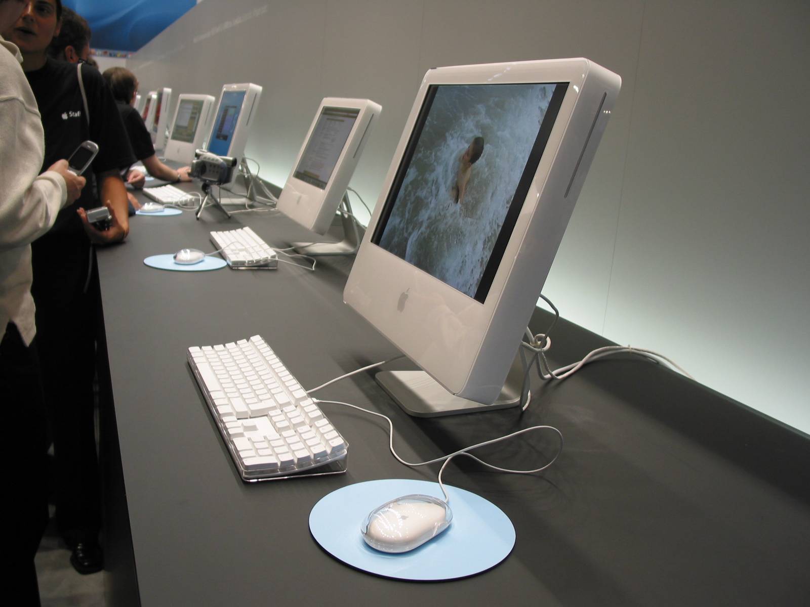 Das war der Knüller auf der Keynote 2004: Der iMac G5 im neuen Design. Das hat sich bis heute kaum geändert.