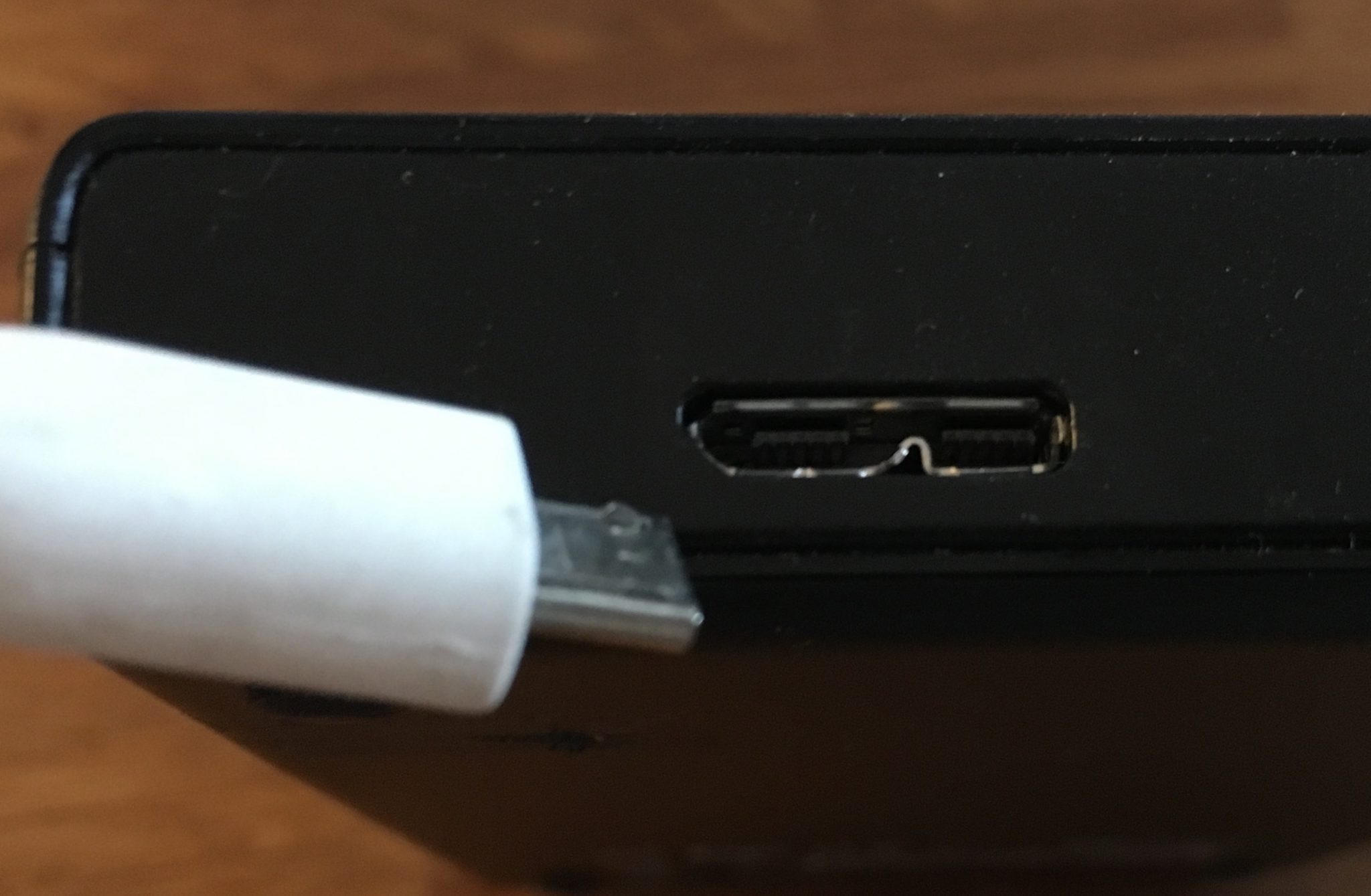Kleiner Lifehack am Rande: Micro-USB-Kabel gehen auch an den breiten Anschlüssen. Nur halt mit USB-2.0-Geschwindigkeit.