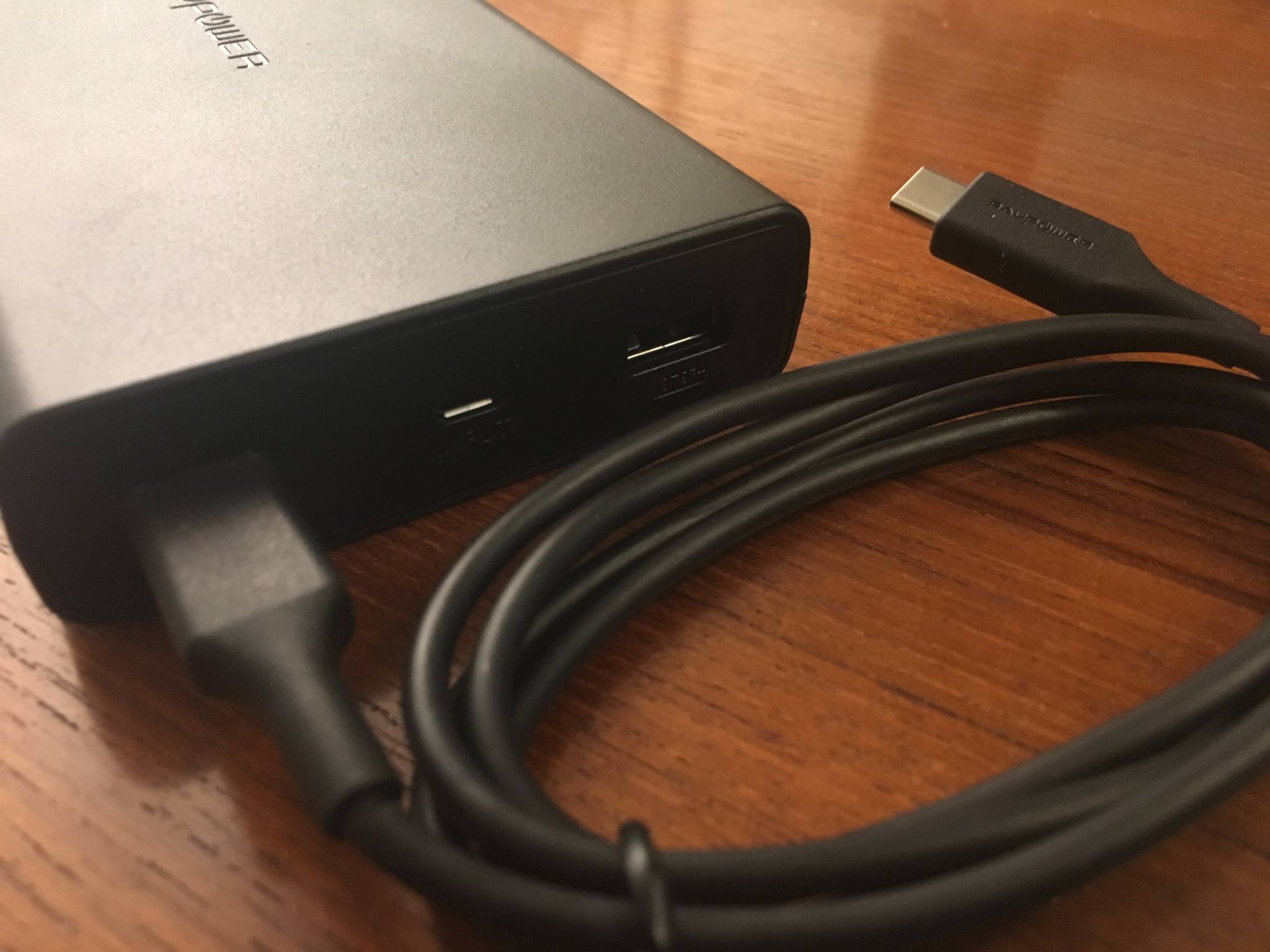 Praktisch: USB-C- und Micro-USB-Kabel liegen bei.