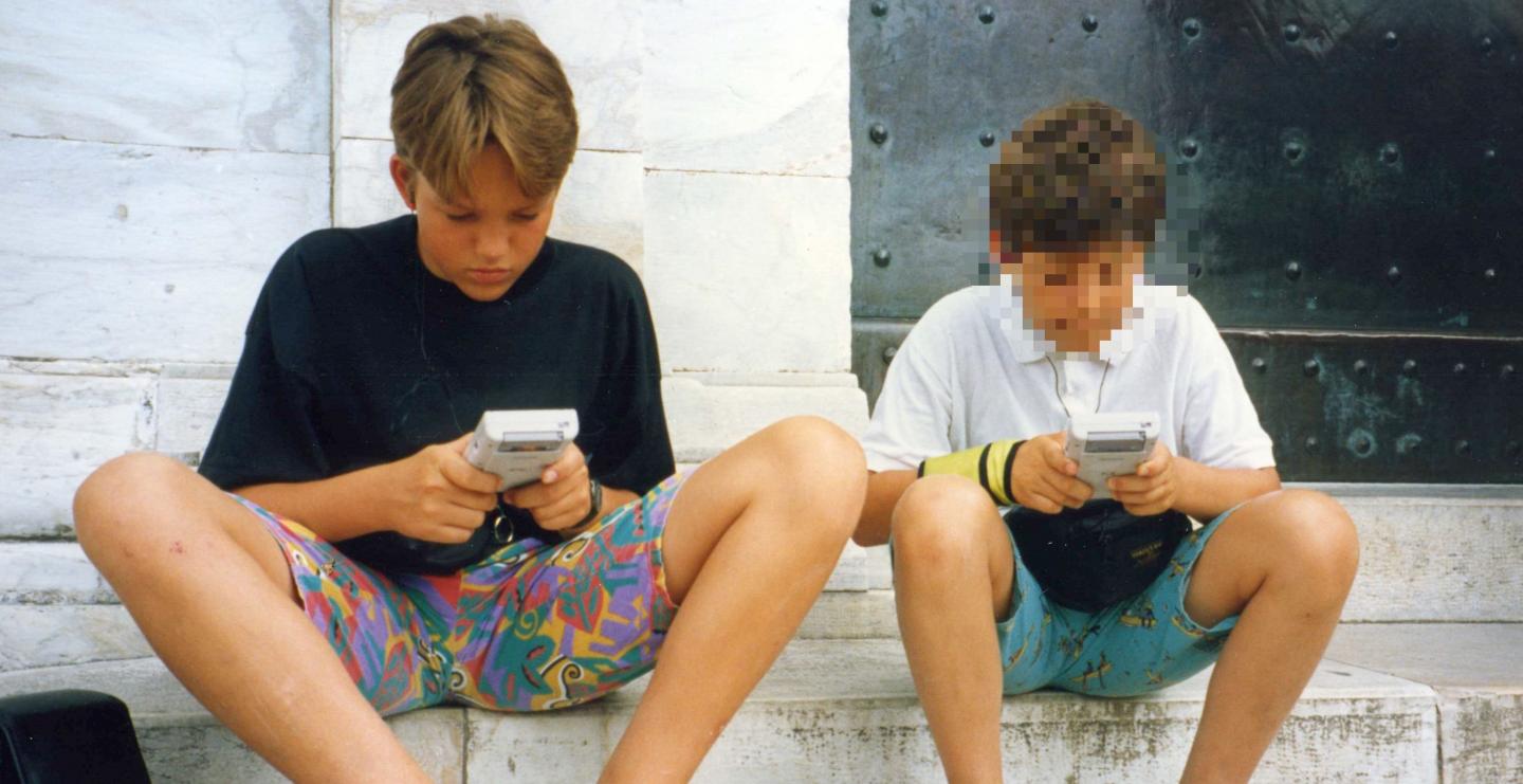 Typisches Urlaubsbild der frühen 90er: Mein Bruder (r.) und ich mit Gameboy beim Kultur-Sightseeing.