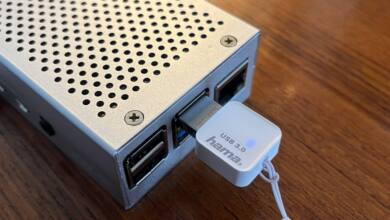 Pi, Netzteil und einen flotten USB-Stick – mehr braucht Ihr nicht für Eure kabellose Mini-NAS! (Foto: C. Rentrop)