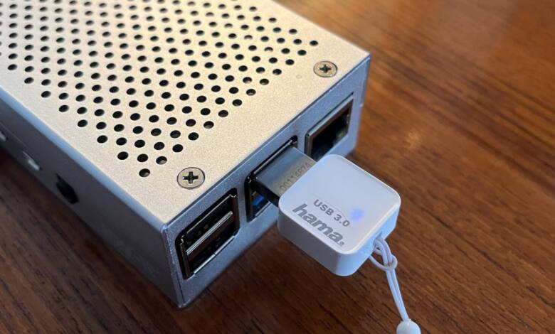 Pi, Netzteil und einen flotten USB-Stick – mehr braucht Ihr nicht für Eure kabellose Mini-NAS! (Foto: C. Rentrop)