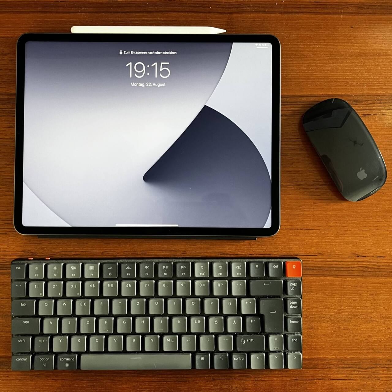 Tastatur und Maus hängen eigentlich am iMac. Unterwegs nutze ich Smart-Keyboard und eine Logitech Pebble. (Foto: Christian Rentrop)