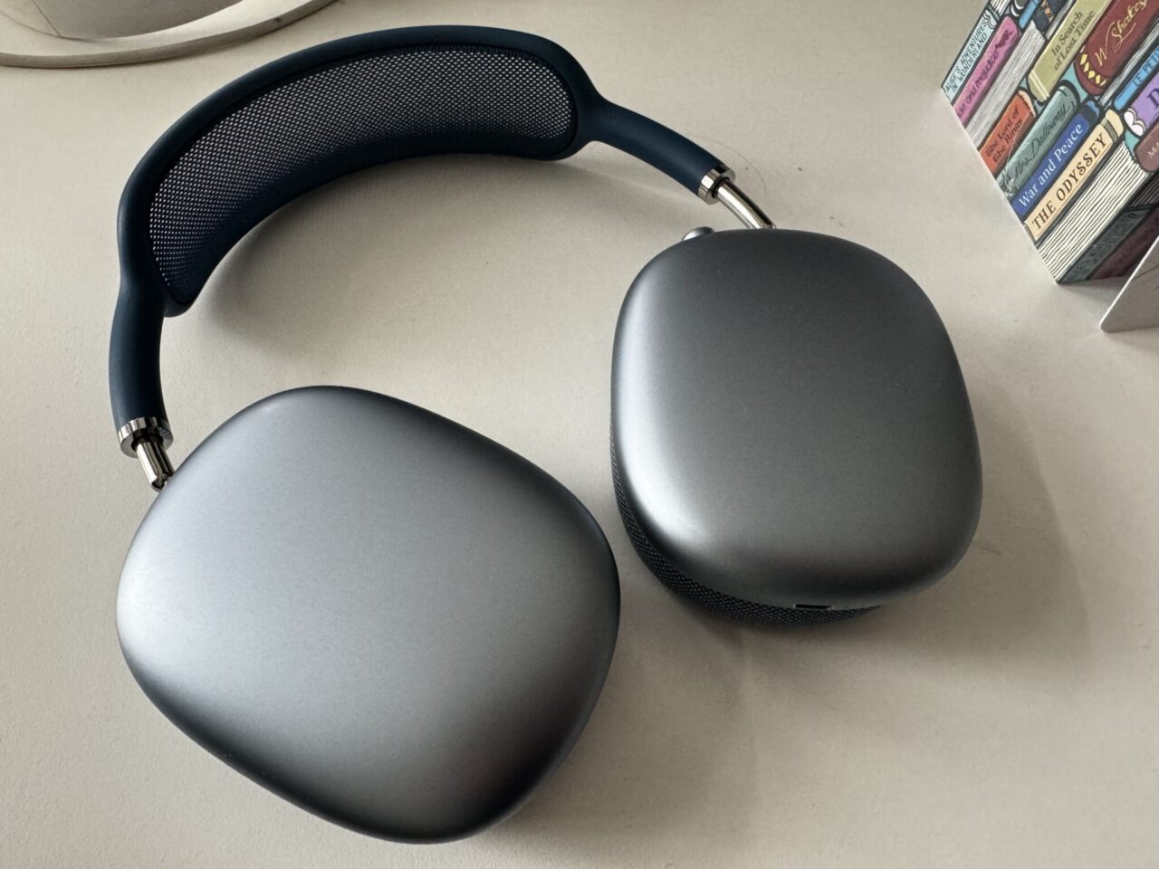 AirPods Max Tisch