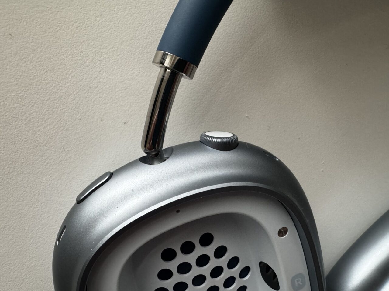 AirPods Max Bedientasten.