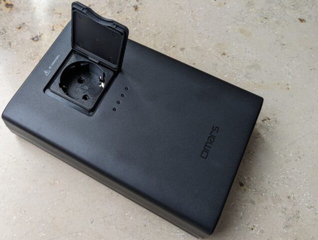 omars powerbank mit 230-volt-dose.