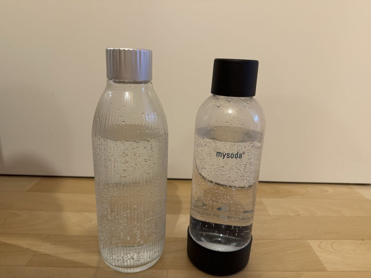 Mysoda Glassy Glasflasche und Kunststoffflasche.