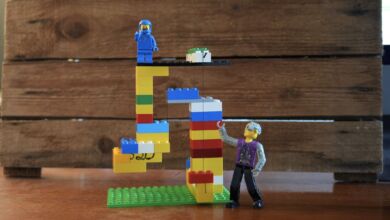 Ein scheinbar freischwebendes Lego-Modell dank Tensegrity-Prinzip (Foto: Christian Rentrop)