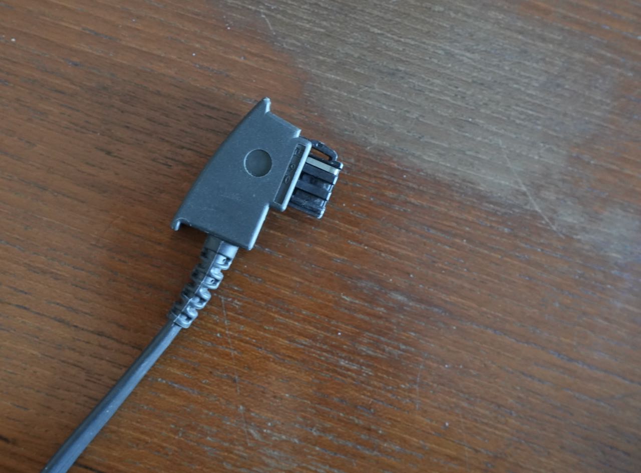 Ganz wichtig: Der TAE-Stecker. Den könnt Ihr aber nachrüsten.