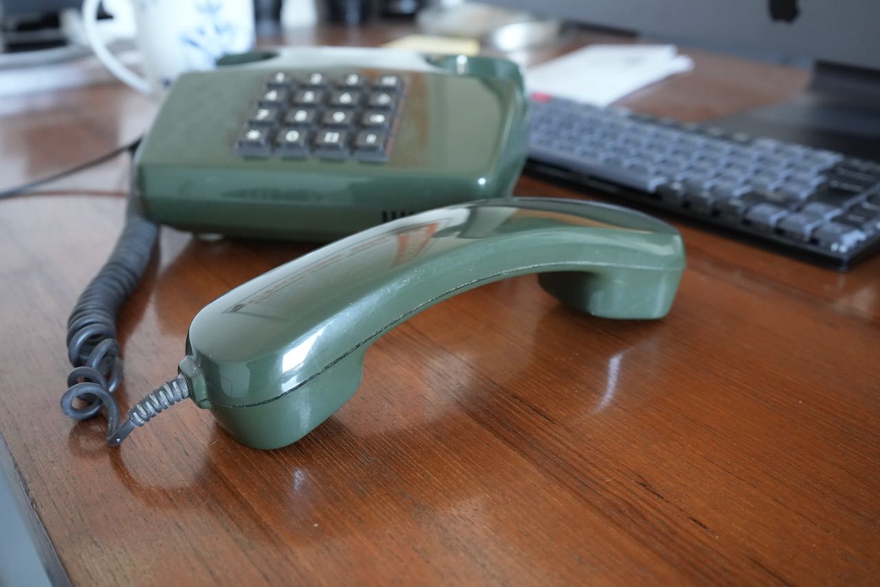 Das 36 Jahre alte Telefon macht auf dem Schreibtisch eine gute Figur. (Foto: Christian Rentrop)