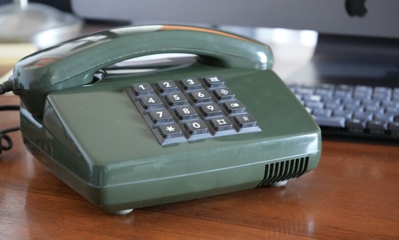 Alte Telefone am modernen Arbeitsplatz? Kein Problem – und ein echt kultiges Upgrade. (Foto: Christian Rentrop)