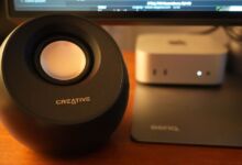 Creative Pebble V3 an Mac Mini und BenQ PD2725U (Foto: Christian Rentrop)