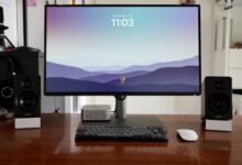 Kompakt und attraktiv: Die Edifier M60 neben Mac Mini und einem 27"-Monitor.