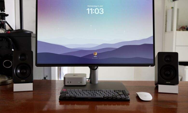 Kompakt und attraktiv: Die Edifier M60 neben Mac Mini und einem 27"-Monitor.