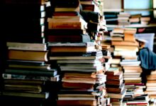 Bücherstapel ohne Slop (Foto: Yessi Trex/Pexels)