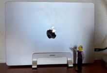 Macbook Air im Dock: Ein Kabel und ein Ständer. (Foto: Christian Rentrop)